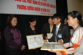 Lãnh đạo Công ty TNHH Một thành viên XSKT Hòa Bình trao giấy khen cho các đại lý có thành tích bán vé trong năm 2009.