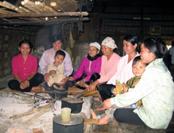 Các hộ nghèo xã Cuối Hạ, huyện Kim Bôi trao đổi kinh nghiệm phát triển kinh tế