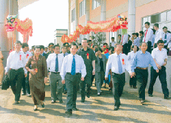 Chủ tịch nước Nguyễn Minh Triết và các đại biểu tại lễ khánh thành trạm kiểm soát liên hợp khu kinh tế cửa khẩu Hoa Lư.