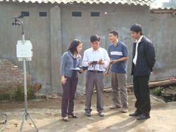 Cán bộ trung tâm đo tác động môi trường tại một số cơ sở sản xuất trên địa bàn phường Hữu Nghị (TP Hoà Bình)