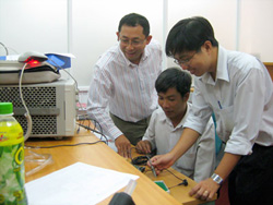 Tiến sĩ Nguyễn Đình Uyên (bìa trái) hướng dẫn các cộng sự tại phòng thí nghiệm ĐH Quốc tế