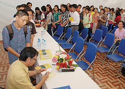Bạn đọc xếp hàng xin chữ ký nhà văn Nguyễn Nhật Ánh.
