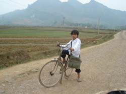 Con đường đến trường của học sinh trường THCS Cuối Hạ
