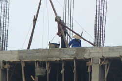 Người lao động tại các đơn vị xây dựng được trang bị kiến thức về an toàn lao động.