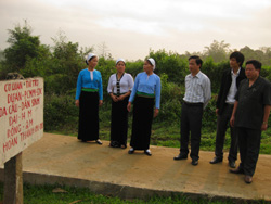 Đoàn tiến hành thăm tiểu dự án cải thiện điều kiện đi lại cho người dân qua việc làm cầu dân sinh tại xóm III xã Mông Hoá