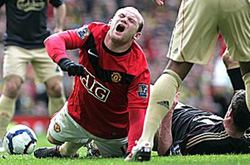 Chấn thương đầu gối của Rooney tái phát sau trận đấu với Liverpool