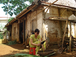 Nhiều hộ gia đình ở Xuân Phong, huyện Cao Phong đi xuất khẩu lao động về nước vẫn còn gặp rất nhiều khó khăn