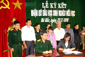 Ban CHQS huyện Đà Bắc và trường PTTH Đà Bắc ký cam kết nhận đỡ đầu học sinh nghèo hiếu học.