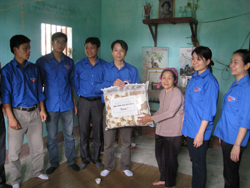 Đoàn tặng quà hộ gia đình chính sách Quách Thị Dương ở xóm Quyết Chiến - xã Hào Lý