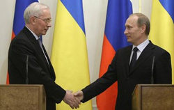 Thủ tướng Nga (phải) và Thủ tướng Ukraina bắt tay trong cuộc họp báo chung tại dinh thự Thủ tướng Nga ở ngoại ô thành phố Matxcơva vào ngày 25/3.