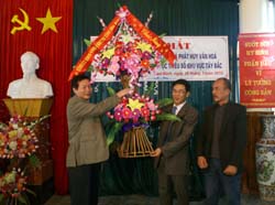 Đ/C Nguyễn Hữu Duyệt, Phó Bí thư Thường trực Tỉnh uỷ tặng hoa chúc mừng tại lễ ra mắt Trung tâm