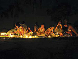 Những người tham gia sự kiện Giờ Trái đất đốt nến tại một công viên ở Singapore hôm 27-3.