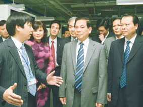 Chủ tịch nước Nguyễn Minh Triết thăm Trung tâm dữ
của kho bạc nhà nước.