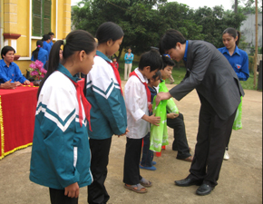Đại diện Đoàn Thanh niên khối cơ quan DCĐ tỉnh tặng uqà cho học sinh nghèo vượt khó xã Tân Lập, huyện Lạc Sơn.