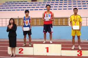 Đ/c Hoàng Thị CHiển, GĐ Sở VH-TT&DL trao giải cho các VĐV chạy cự ly 100m nam.
