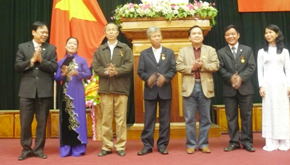 Lãnh đạo Liên minh HTX Việt Nam trao kỷ niệm chương 