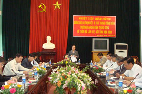 Đồng chí Hà Thị Khiết, Bí thư T.Ư Đảng, Trưởng Ban Dân vận T.Ư phát biểu ý kiến chỉ đạo tại buổi làm việc với lãnh đạo tỉnh.