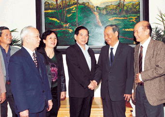 Chủ tịch Nước Nguyễn Minh Triết với các hội 
viên Câu lạc bộ Thăng Long.