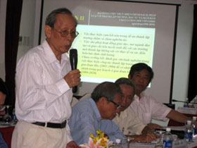 Giáo sư Trần Hồng Quân phát biểu tại hội nghị
