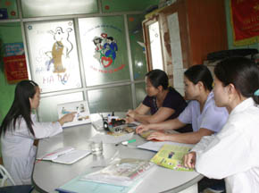Cán bộ Trạm y tế xã Mông Hóa tuyên truyền kiến thức chăm sóc SKSS cho chị em phụ nữ.