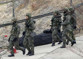 Các binh sĩ Hàn Quốc đi tuần gần khu phi quân sự ở Paju, cách Seoul 55km về phía Bắc.
