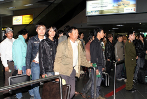 Những lao động từ Libya đã về đến Việt Nam ngày 26/2. (Ảnh: Cục QLLĐNN).

