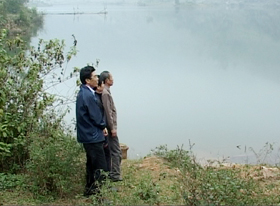 Đoàn công tác của Chi cục thủy lợi kiểm tra trữ lượng nước tại hồ Trọng (Tân Lạc).