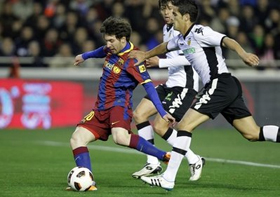 Messi trong vòng vây của các cầu thủ chủ nhà.