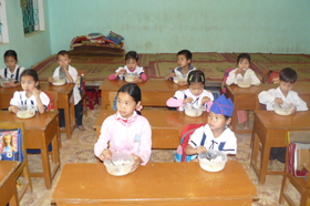 Mô hình bán trú dân nuôi đem lại nhiều hiệu quả tích cực cho gia đình và nhà trường.
Trong ảnh: Giờ ăn trưa của các em học sinh bán trú ở Trường tiểu học Bắc Sơn, Kim Bôi.

