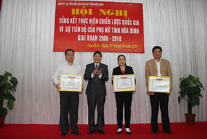 Đồng chí Bùi Văn Cửu, Phó Chủ tịch UBND tỉnh trao bằng khen của Bộ LĐ-TB&XH cho các cá nhân đạt thành tích xuất sắc trong thực hiện bình đẳng giới và vì sự tiến bộ phụ nữ.

