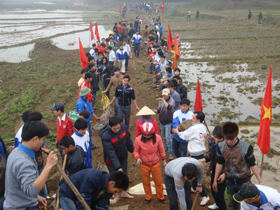 ĐVTN huyện Lương Sơn làm đường tại xã Hợp Hoà là hành động thiết thực hưởng ứng tháng thanh niên