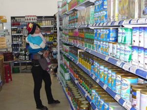 Khách hàng lựa chọn mua sữa tại siêu thị Vì Hòa Bình