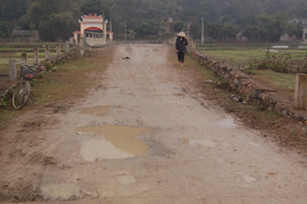 Hơn 2 năm, đường lên cầu Quèn Thị (dự án phân lũ sông Đáy) xã Cao Dương (Lương Sơn) bị nhà thầu bỏ dở dang.