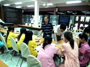 Cán bộ Đại sứ quán Việt Nam tại Thái Lan thăm và động viên các cô gái mang thai hộ ở Trung tâm Kredtrakarn, tỉnh Nonthaburi.
