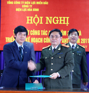 Lãnh đạo Công an tỉnh và Điện lực Hoà Bình ký kết Quy chế phối hợp hành động giữa 2 ngành.