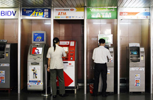 Đi rút tiền tại cây ATM cần thận trọng.