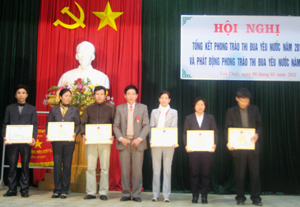 Lãnh đạo huyện Yên Thuỷ trao giấy khen cho các tập thể, cá nhân có thành tích xuất sắc trong phong trào thi đua yêu nước năm 2010.