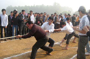 Các VĐV nam kéo co tranh tài tại giải thể thao dân tộc huyện Kim Bôi.