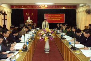 Đ/c Hoàng Việt Cường, Bí thư Tỉnh uỷ, Chủ tịch HĐND tỉnh, phát biểu kết luận buổi làm việc với BTV Thành ủy Hòa Bình.