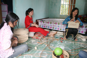 Cơ sở sản xuất mây tre đan của Hội phụ nữ thôn Hạnh Phúc, xã Hoà Sơn, Lương Sơn thường xuyên giải quyết việc làm cho khoảng 30 lao động nữ tại địa phương.