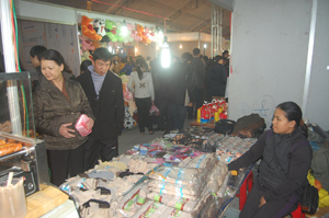 Chợ Phương Lâm với các loại hàng đa dạng, phong phú đáp ứng nhu cầu người tiêu dùng.