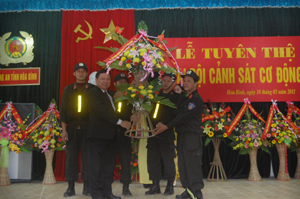 Đ/c Bùi Văn Tỉnh, UV T.Ư Đảng, Phó Bí thư Tỉnh uỷ, Chủ tịch UBND tỉnh tặng lẵng hoa tươi thắm chúc mừng Đại đội CSCĐ.