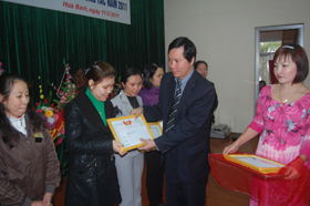 Đồng chí Trương Quý Dương, Giám đốc BVĐK tỉnh trao tặng giấy khen của Công đoàn ngành Y tế cho các tập thể có thành tích xuất sắc năm 2010.