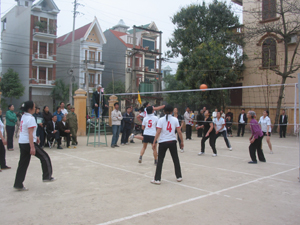 Trận chung kết giao hữu giữa bóng chuyền nữ phường Tân Thịnh và Tân Hoà.