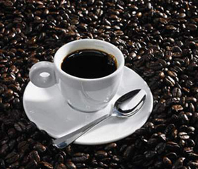 Uống cà phê có tác dụng làm tăng huyết áp nhưng nên uống vào buổi sáng để tránh mất ngủ.