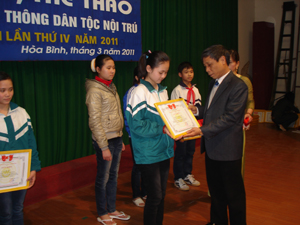 Lãnh đạo sở GD- ĐT trao thưởng cho các em học sinh đạt giải tại hội thi.