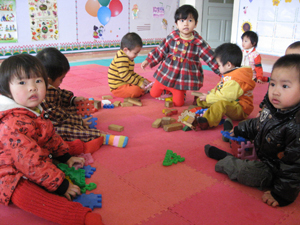 Các cháu lớp mẫu giáo trường mầm non Hoa Hồng, xã Thống Nhất (TP Hoà Bình) trong giờ chơi.