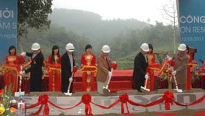 Các đồng chí lãnh đạo tỉnh tham gia lễ khởi công dự án du lịch Lâm Sơn Resort.