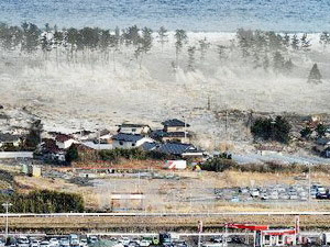 Sóng thần nhấn chìm khu dân cư tại Natori, quận Miyagi ngày 11/3. (Ảnh: THX/TTXVN)