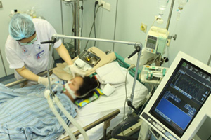 Sử dụng thiết bị hiện đại điều trị cho bệnh nhân tại Bệnh viện Nhiệt đới trung ương. Ảnh: Anh Tuấn - TTXVN